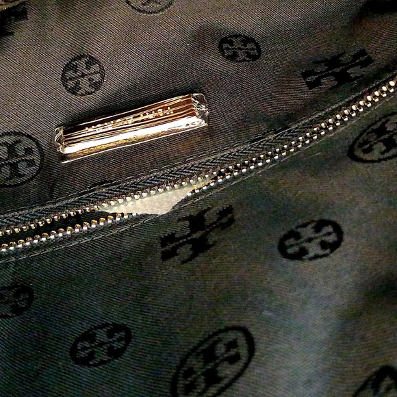 VERY RARE BRAND NEW Tory Burch Taylor Convertible Foldover Crossbody - Picture 8 of 16